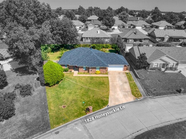 Building Photo - 1828 Honeysuckle Ln