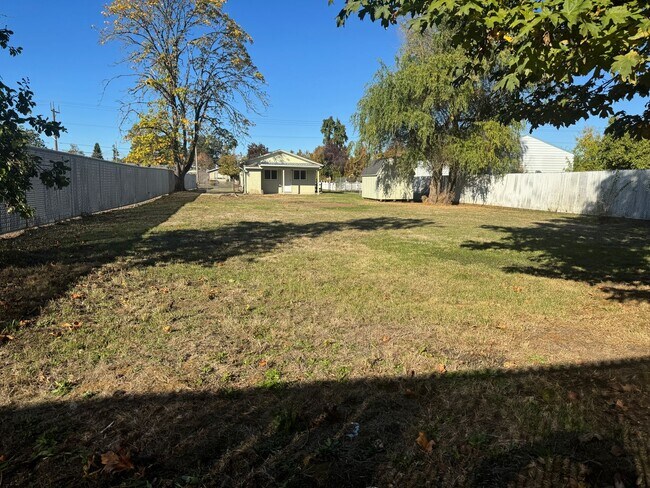 Building Photo - Super cute 2 bedroom, 1 bath house!