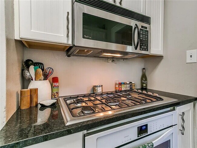 Building Photo - Charming 2-Bedroom Home minutes from everything!