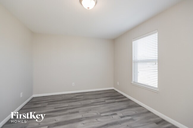 Building Photo - 15406 River Ends Dr