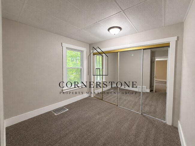 Building Photo - 2 bedroom bungalow. New flooring $795