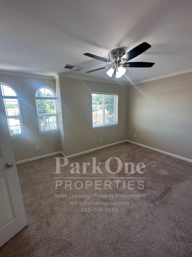 Building Photo - Nicely Updated Townhouse Close to Downtown