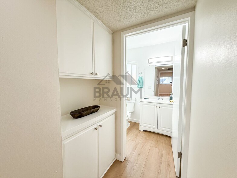 Building Photo - 13347 Victory Blvd