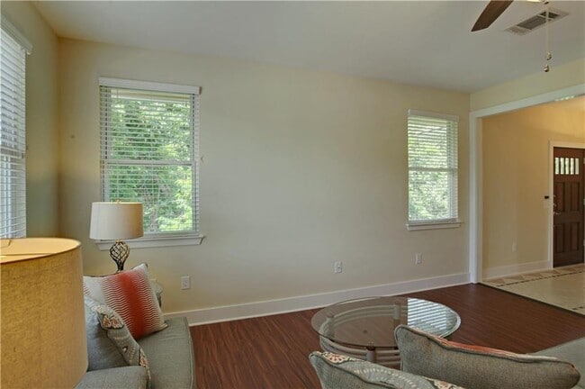 Building Photo - 905 Brentwood St