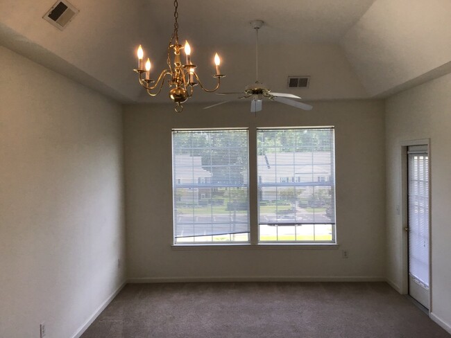 Building Photo - 1 Bedroom Unfurnished Condo in Fairways