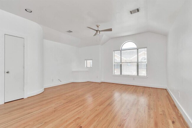 Building Photo - 5941 S Loop E