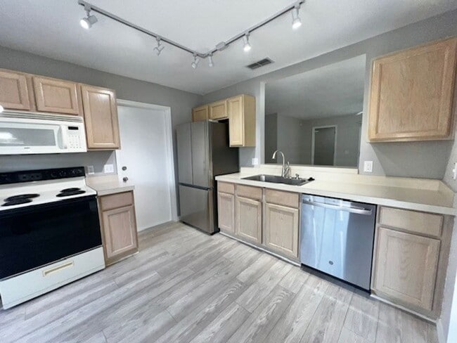 Building Photo - 2024 Donegan Pl
