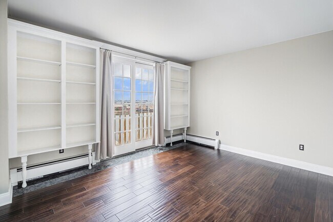 Building Photo - 100 Shearwater Ct E