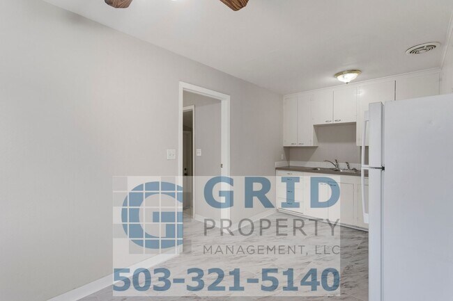 Building Photo - 3 Bedroom Home - Large Corner Lot - SE Por...