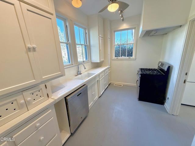 Building Photo - 590 S Oakland Ave