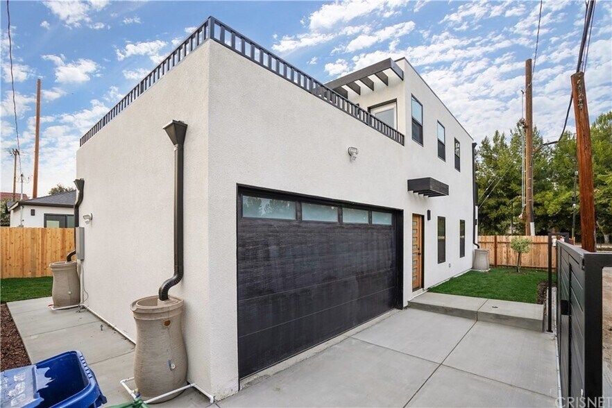Building Photo - 18060 W Oxnard St