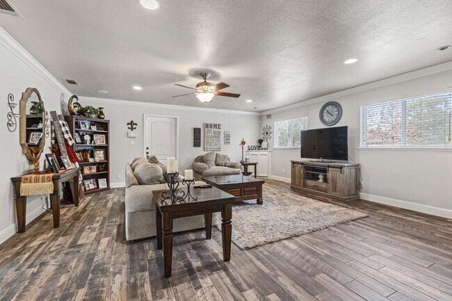 Building Photo - Madera Ranchos Home, 3BR/2BA, Built 1986 -...