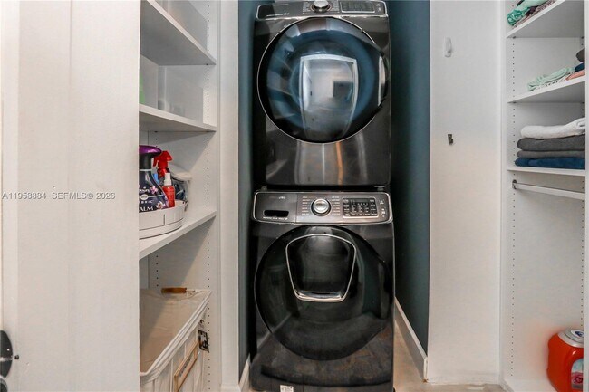 Building Photo - 930 N 11th Ct