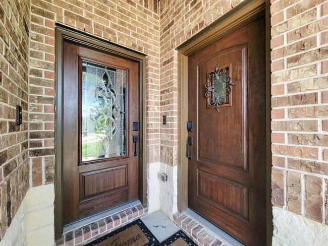 Building Photo - 22902 Henderson Row Dr