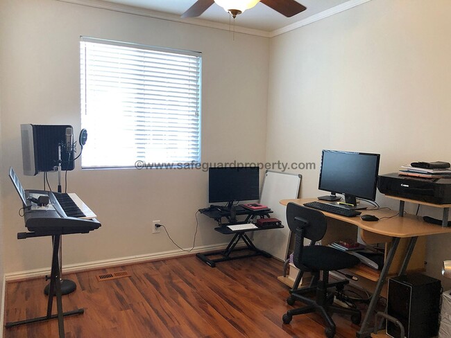 Building Photo - Beautiful Townhome in Wonderful Gated Comm...