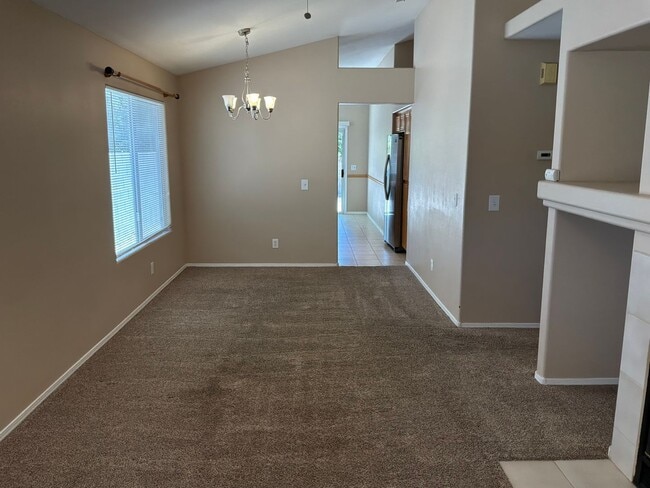 Building Photo - Single Story 3 bedrooms 2 bathrooms 2 car garage