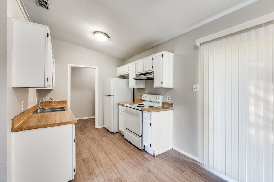 Building Photo - 2326 Newbury Dr