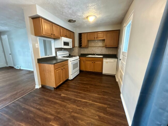 Building Photo - 215 Erhardt Dr