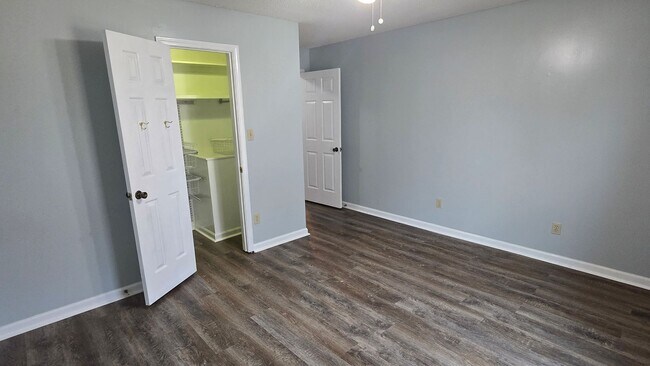 Building Photo - 4 Bedroom