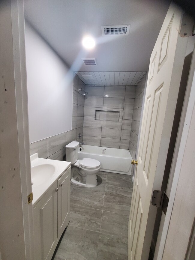 Building Photo - 455 Emerald Lake Dr