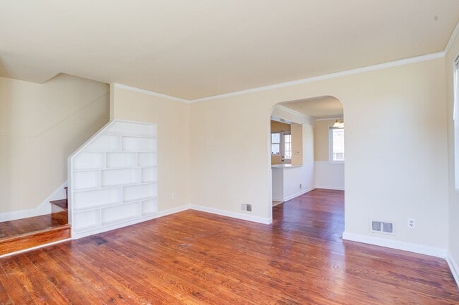 Building Photo - Charming End-Unit Townhome