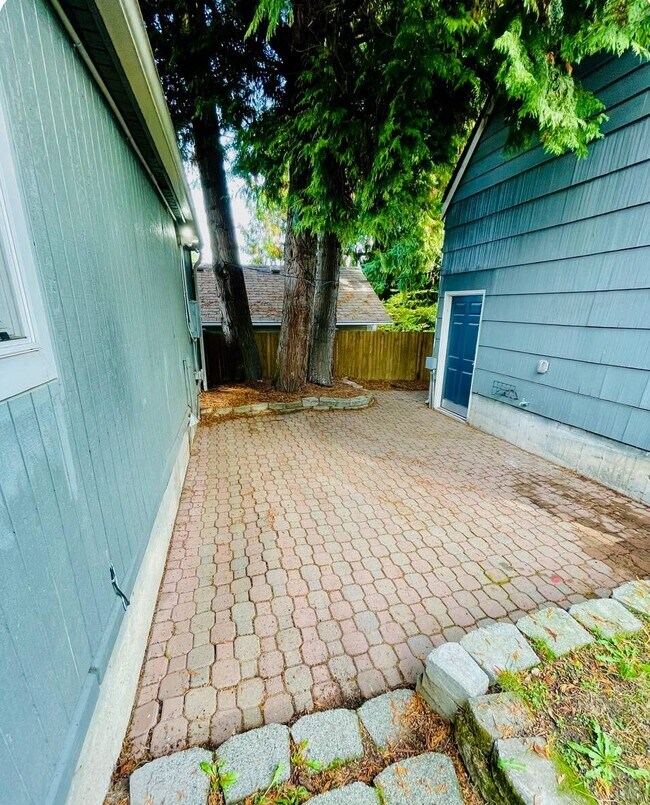 Building Photo - 10309 Stone Ave N