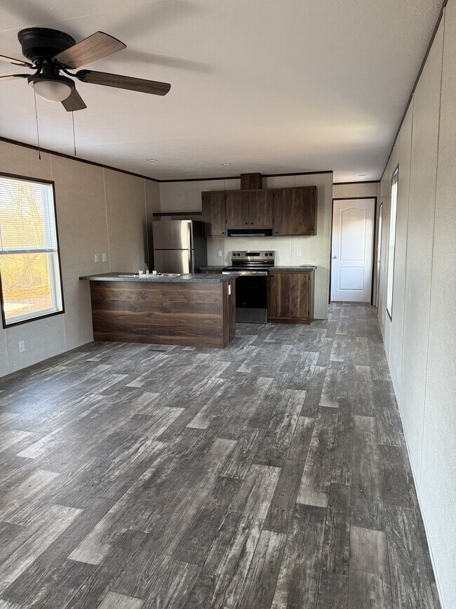 Building Photo - 501 Mercedes St