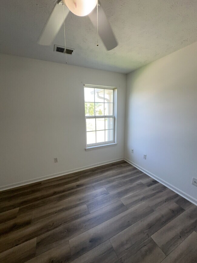 Building Photo - "2-Bed, 2-Bath Gem with Spacious 904 Sq Ft...