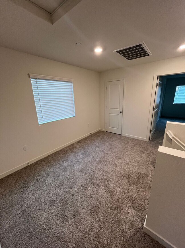 Building Photo - BEAUTIFUL NEW SMART HOME IN WEST ROSEVILLE!!