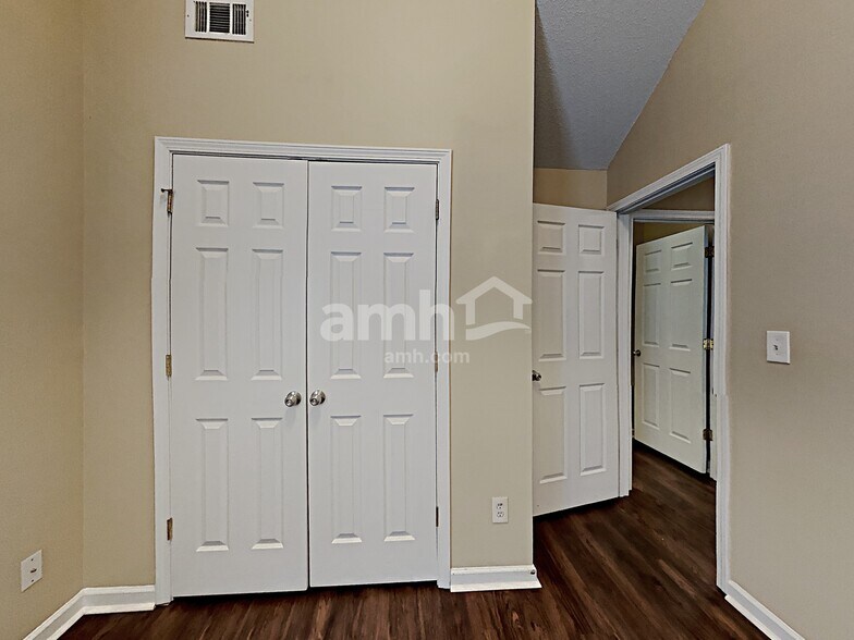 Building Photo - 211 Mystic Holw