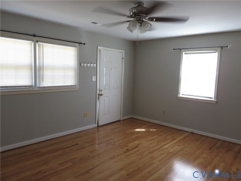 Building Photo - 4912 Leonard Ave