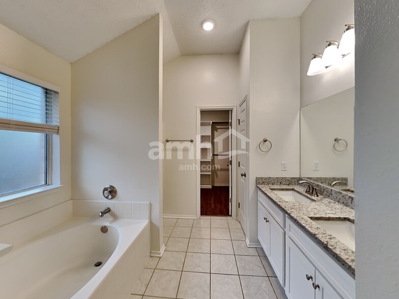Building Photo - 1041 McKavett Dr