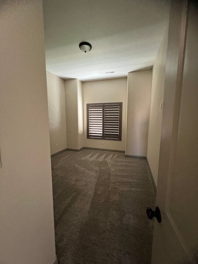 Building Photo - Beautiful Custom Home!
