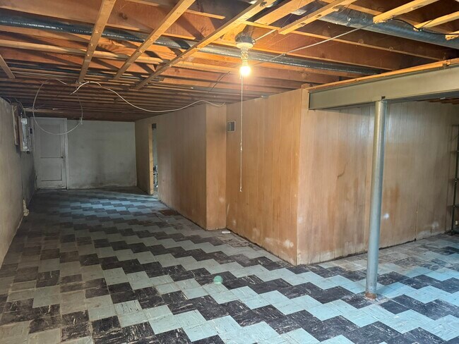 Building Photo - 5546 N Woodland Ave