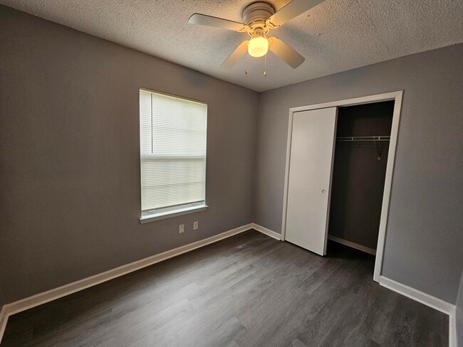 Building Photo - 3026 Yorktown Cir