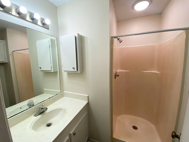 Building Photo - 128 Hayter St