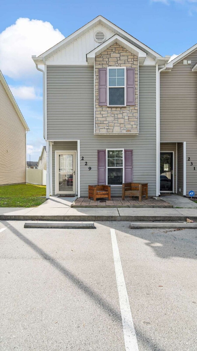 Building Photo - "Charming 2-Bed Townhouse with 2.5 Baths i...