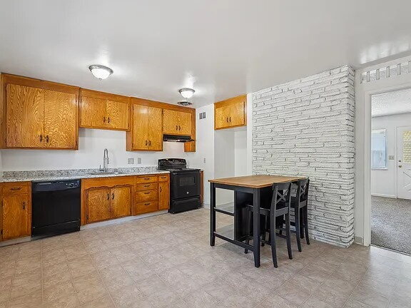 Building Photo - This is a charming 2 bedroom, 1 bathroom, 1 car garage duplex
