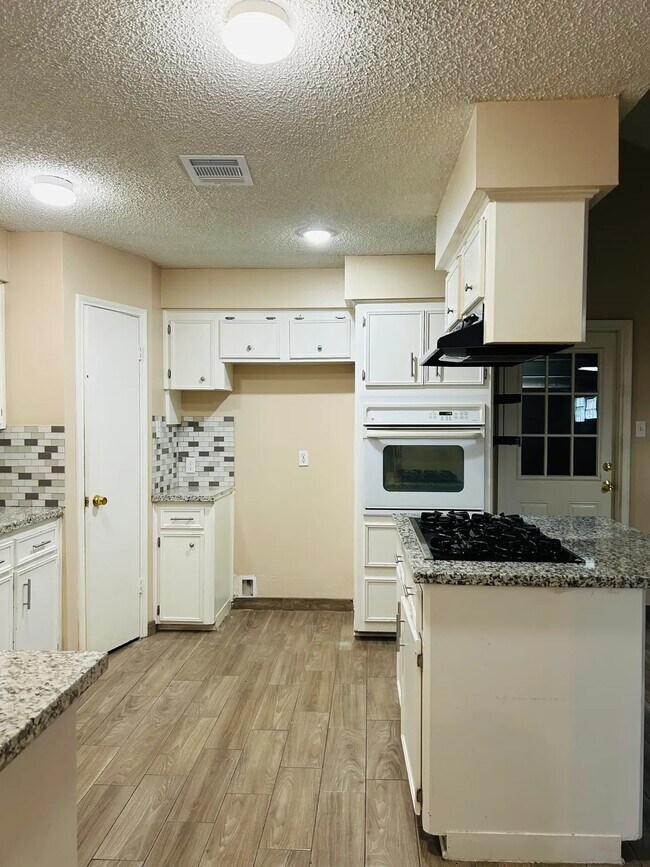 Building Photo - 11350 Oakcenter Dr