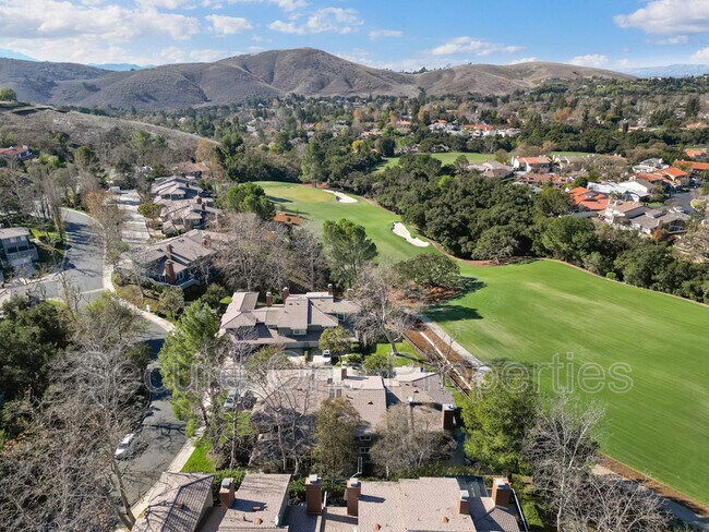 Building Photo - 4671 Club View Dr