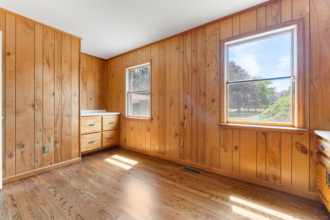 Building Photo - 66 Middle Ridge Rd