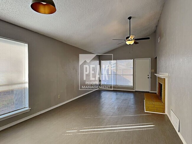 Building Photo - $1,475! 2/Bed1.5Bath duplex in Arlington!