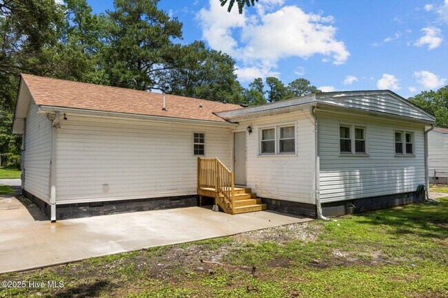 Building Photo - Spacious updated home in Jax - Pet Friendly - Great Location