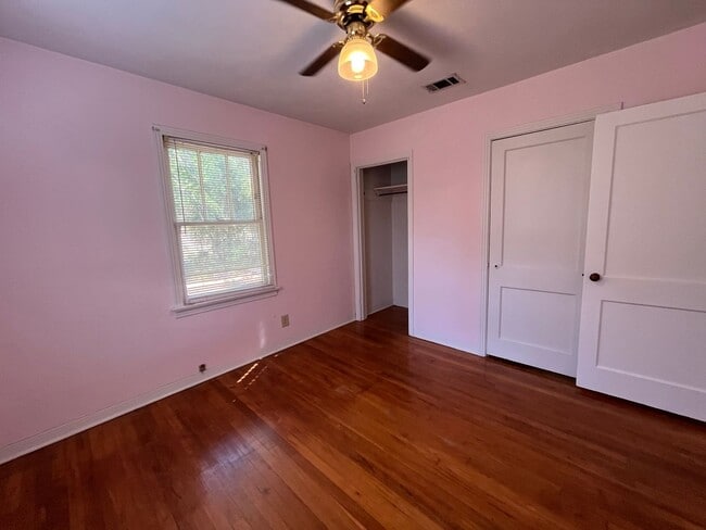 Building Photo - Charming Vintage Home on 3 City Lots near football stadium Live Oak, FL