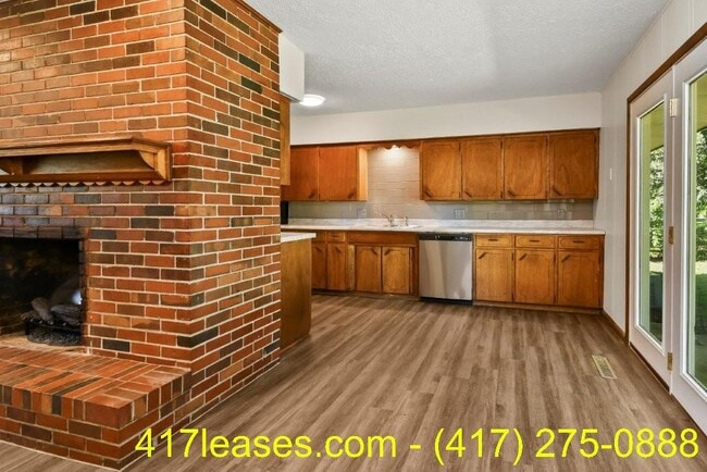 Building Photo - 203 S White Oak Ave
