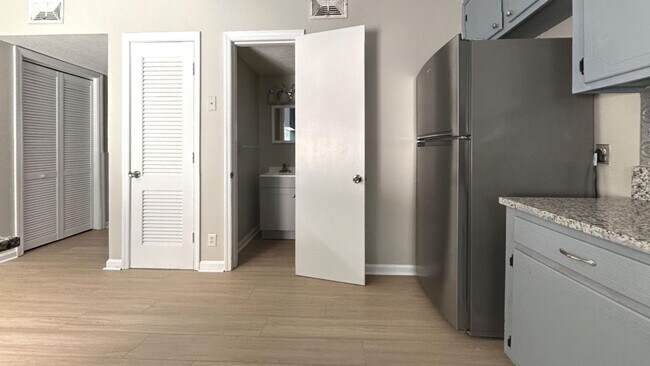 Building Photo - 2 & 3 Bedroom Townhomes in West Ashley