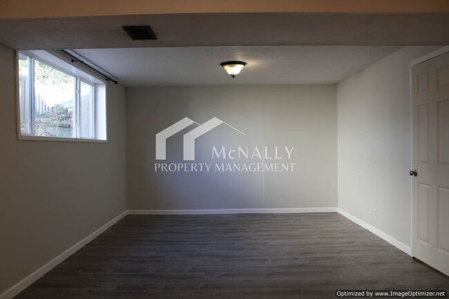 Building Photo - 3-Bedroom Split-Level Home with Garage