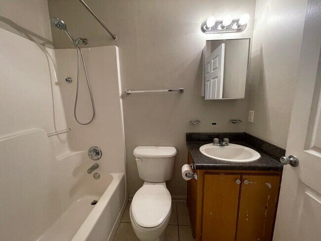 Building Photo - 487 Woodlawn Rd