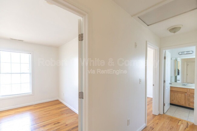 Building Photo - 10 Winthrop Dr