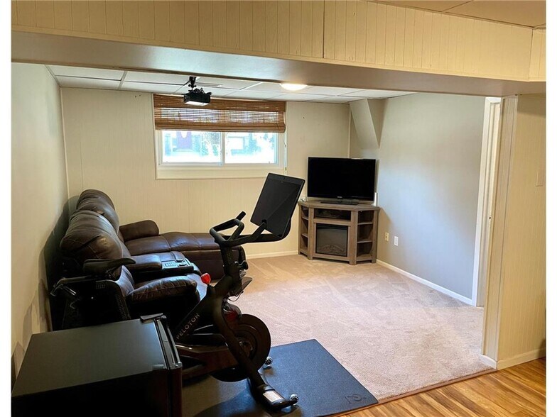 Building Photo - 901 Summer St NE